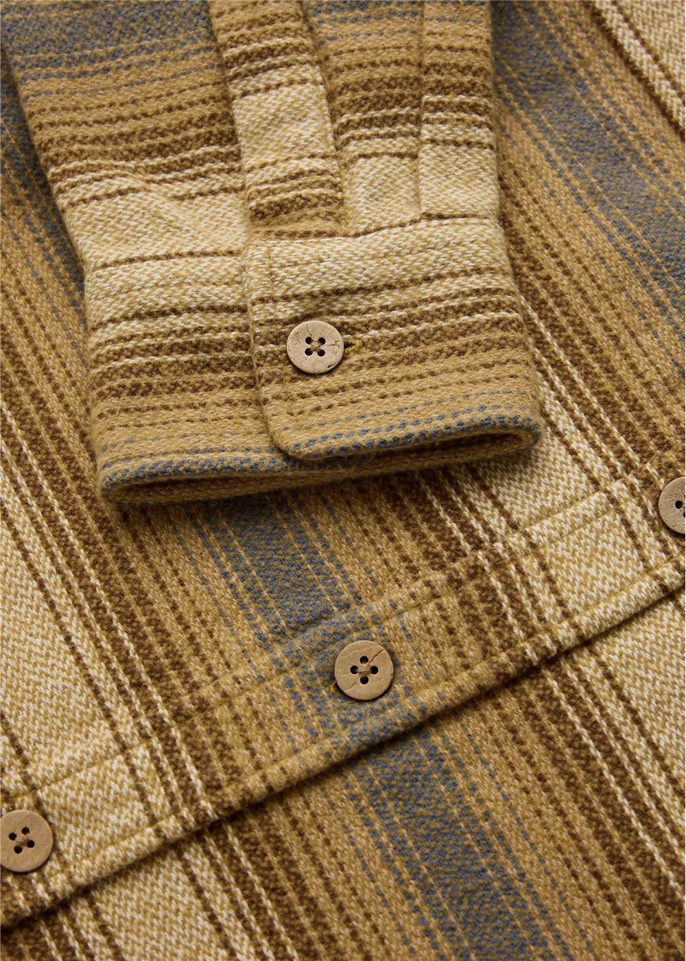 Vissla Descanso Heavy Flannel in Bronze, view 2
